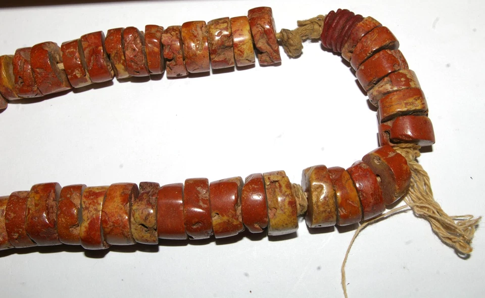 collier ethnique ancien en perles de  bauxite - Photo 2/3