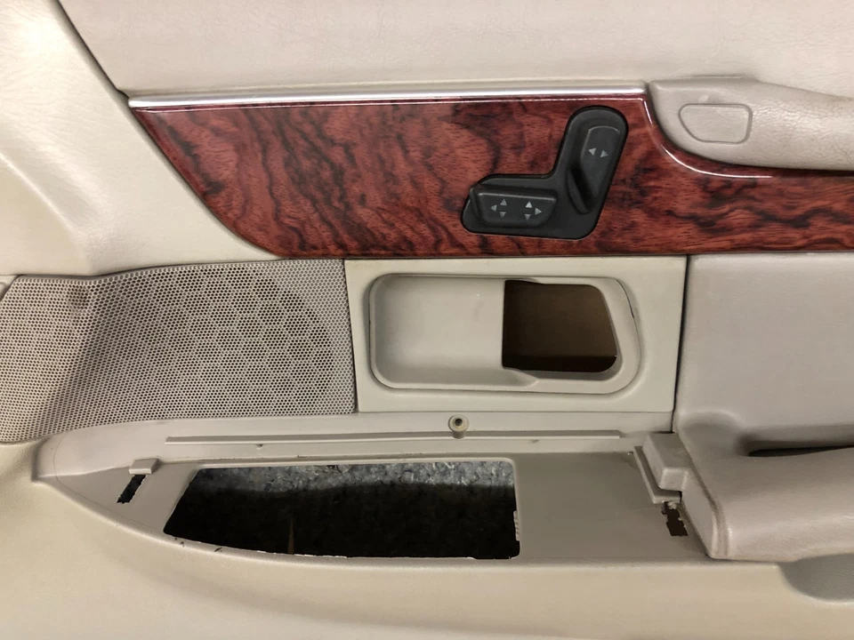 2001 mercury grand marquis door panel ( passenger front ) 1998-2002 - Image 3 of 4