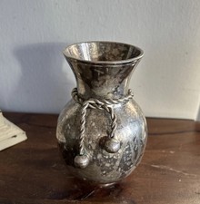 Jarrón de metal plateado de colección con cuerda de metal retorcido y diseño de cuentas colgantes