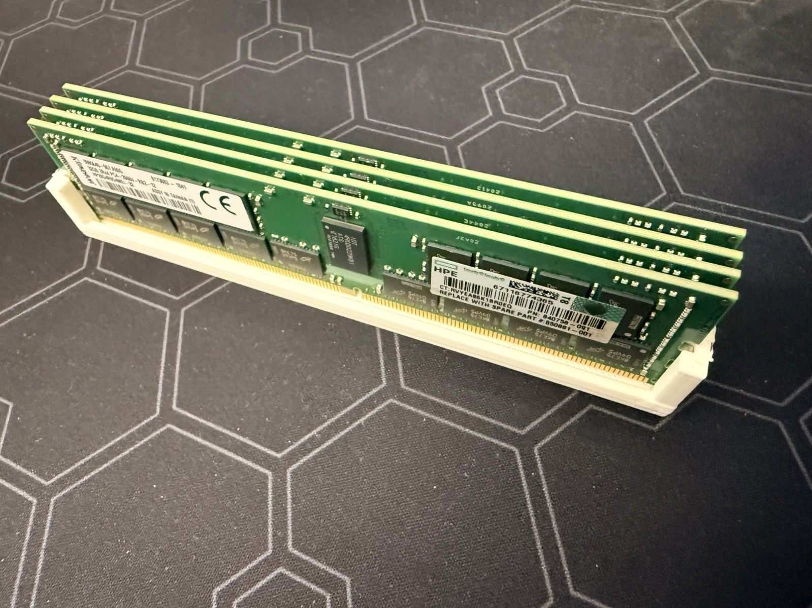 как выглядит HPE 32GB DDR4-2133 PC4-2133P ECC Registered RDIMM 752372-091 774170-001 фото