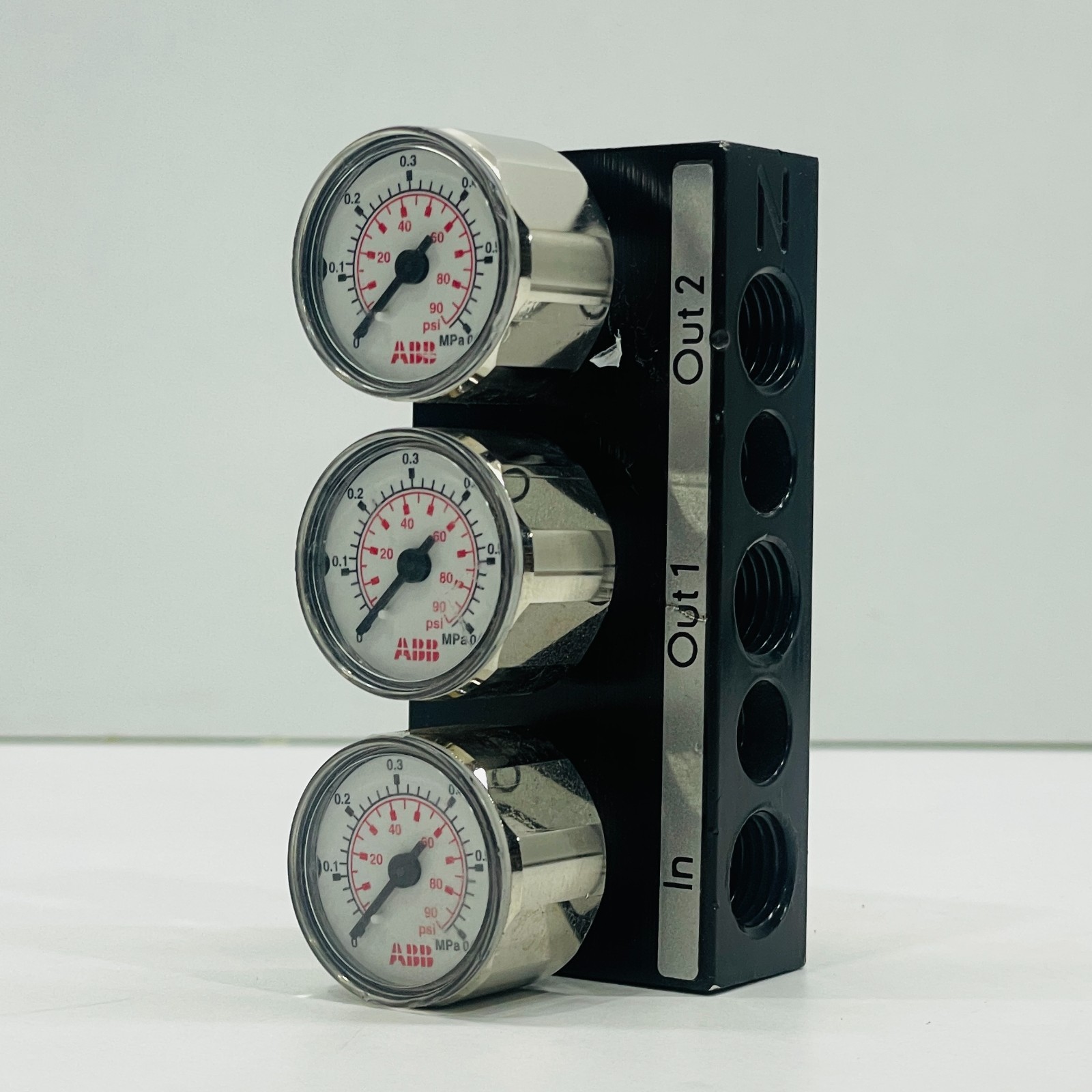 ABB PNEUMATIC MANIFOLD WITH 3 PRESSURE GAUGES 0-0.6 MPA 0-90 PSI