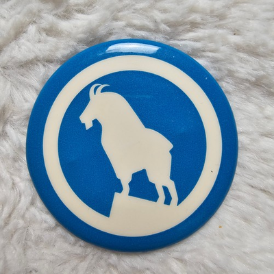 #ad Vintage 1960s Great Northern Railway Pin Back Button Mountain Goat Logo Railroad $8.00