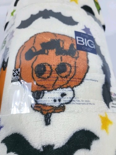 Peanuts New 2025 Supersoft Plush Throw Blanket 5ft x 6ft Peanuts Halloween Theme - Picture 5 of 8