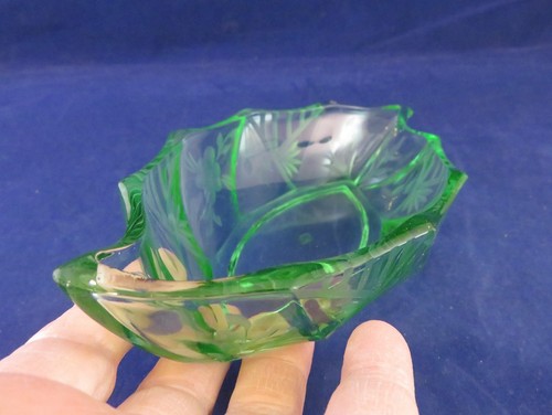 Depression Glass Bowl, Clear Green (Vasline Glass)w Flower Design by Heisey(957) - Picture 6 of 12