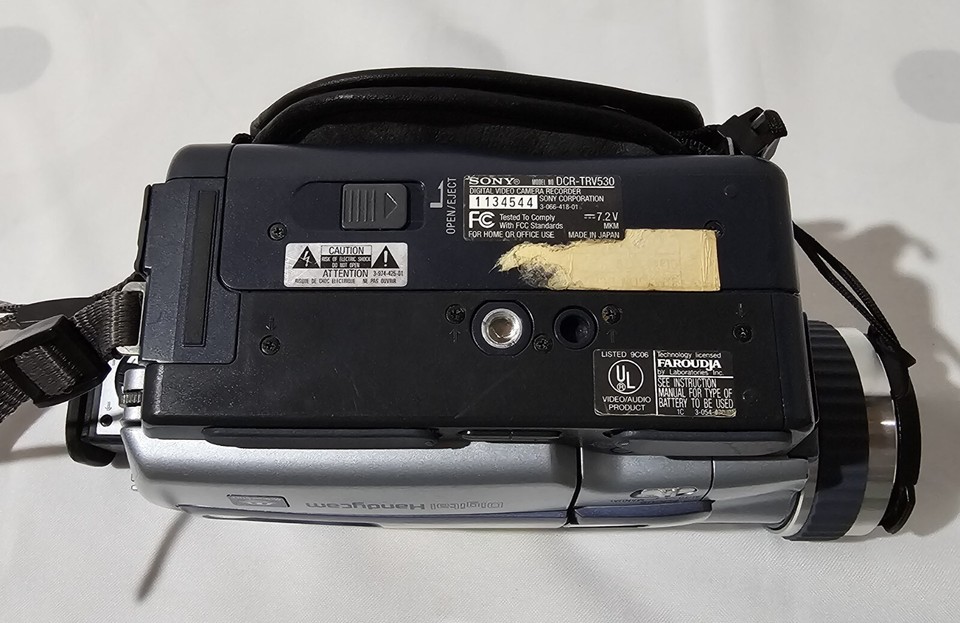 Sony DCRTRV530 Digital 8 Handycam Video Camera Bundle w/ Super