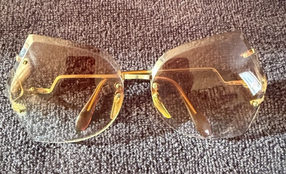 Vintage: óculos de sol sem aro dos anos 70, tom dourado, em forma de borboleta com estojo original - Imagem 2 de 3