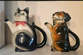 Zwei schöne alte Kaffeekannen als Katze und Hund. Der Hund ist beschädigt