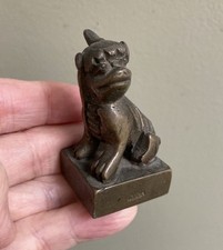 Antica figura Qilin cinese in bronzo sigillo con personaggi intagliati sotto