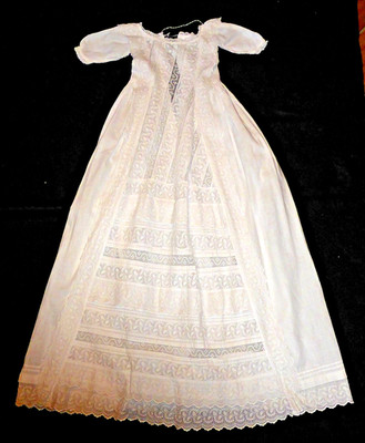Wunderschönes antikes Taufkleid mit handgefertigtem Spitzeneinsatz und Borten.