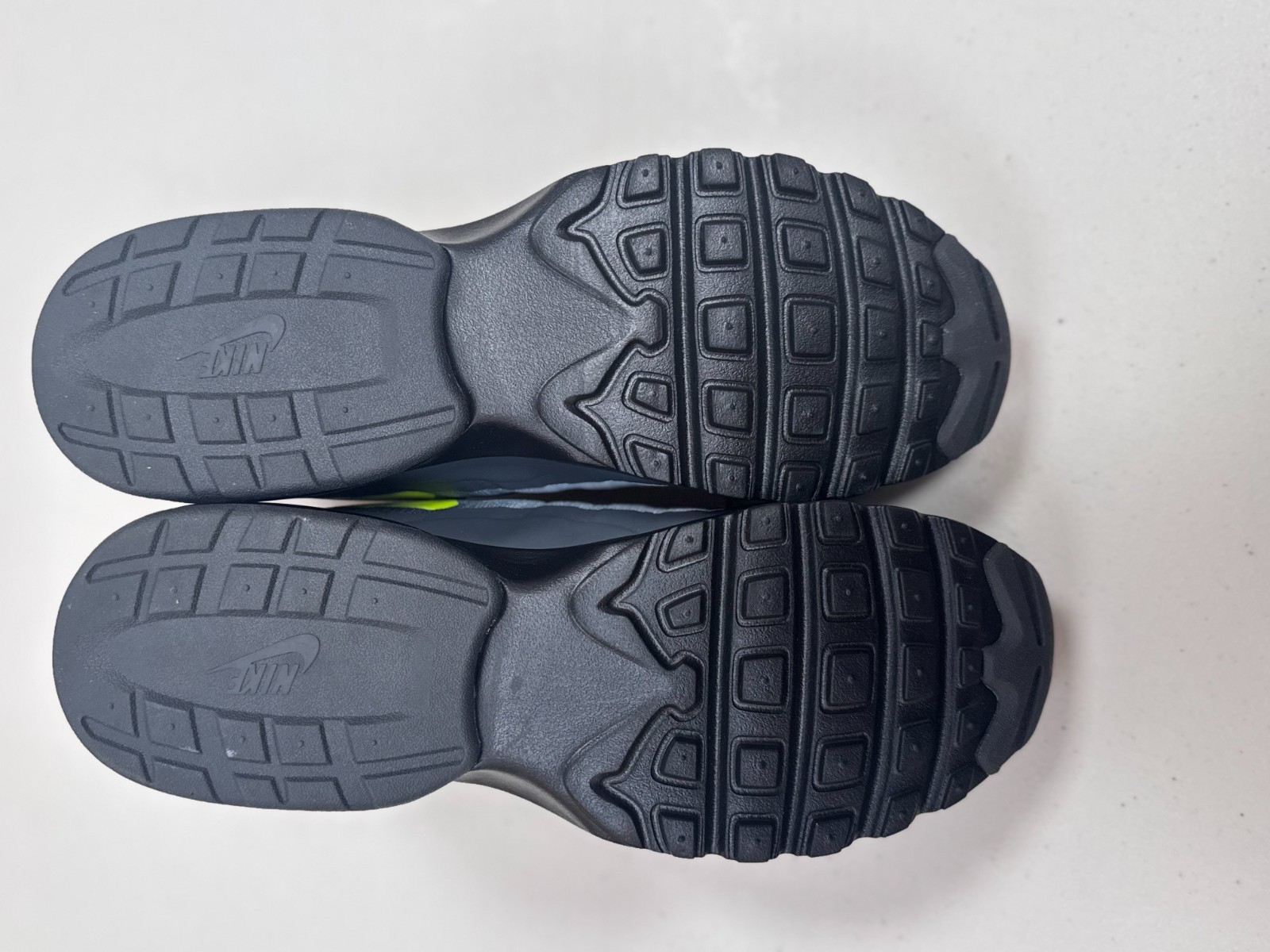 Nike Air Max Trainers Grey Volt UK 6 EU 40 – Ex Display – Unboxed image 6