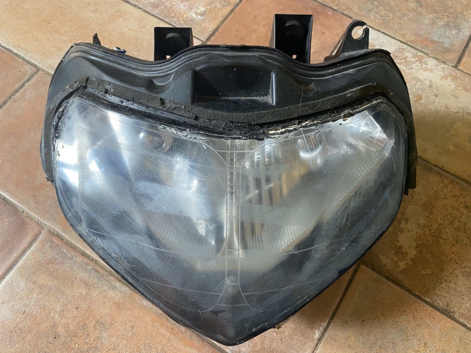 Faro anteriore Suzuki GSX-R 750 2001 2003 da pista con difetti
