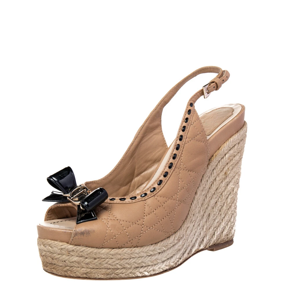 Sandales plates formes en cuir matelassé et verni beige/noir taille 37
