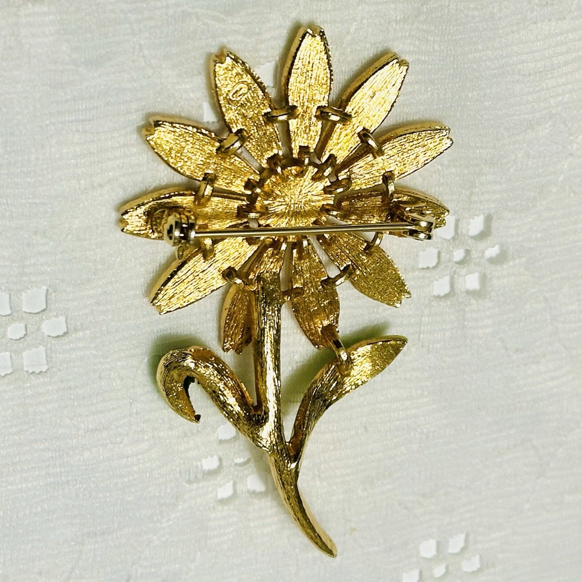 Pretty Yellow-White-Green Enamel Daisy Flower 🌼 Gold Tone Brooch