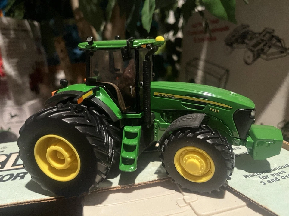 1/32 John Deere 7930 Die Cast Metal Toy Tractor. - Image 3 of 4