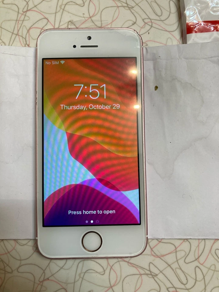 Apple iPhone SE 32GB, Rose Gold, T-Mobile Locked w/ original box & otter box - Image 2 of 4