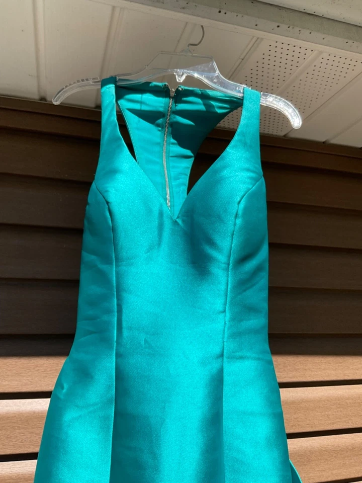 $450 Vestido Formal Verde Azulado Jerez Colina Baile de graduación Talla 0 Pequeño Sirena Volantes Inferior Vestido Foto 3 de 4