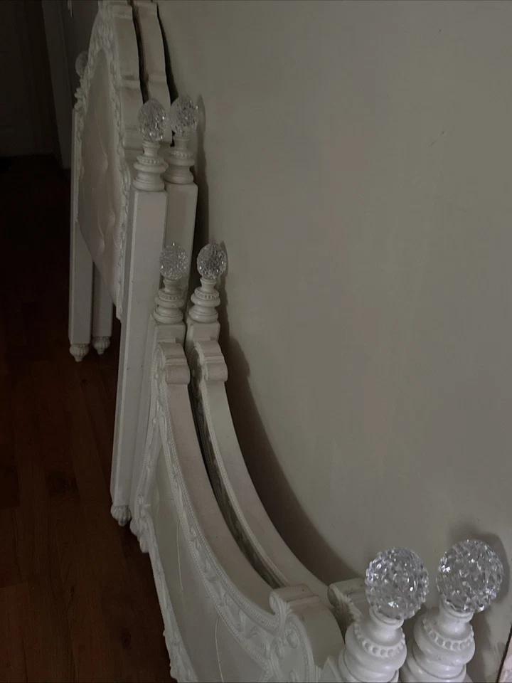 Elegante juego de marco de cama doble blanco - cabecero/piel acolchado - diseño ornamentado Foto 3 de 4