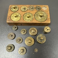 ALTE MESSING GEWICHTE HOLZBLOCK KRAMERWAAGE  BALKENWAAGE  APOTHEKER WAAGE