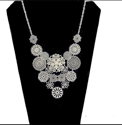 VETEMENTS Collana bavaglino floreale Cato Est 1946 tono argento intricato metallo aperto taglio fiori