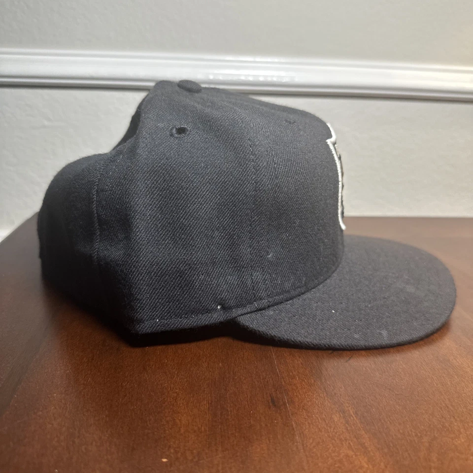 Boné chapéu vintage Oakland Raiders 100% lã New Era Pro modelo 5950 EUA 7 1/2 NFL - Imagem 3 de 4