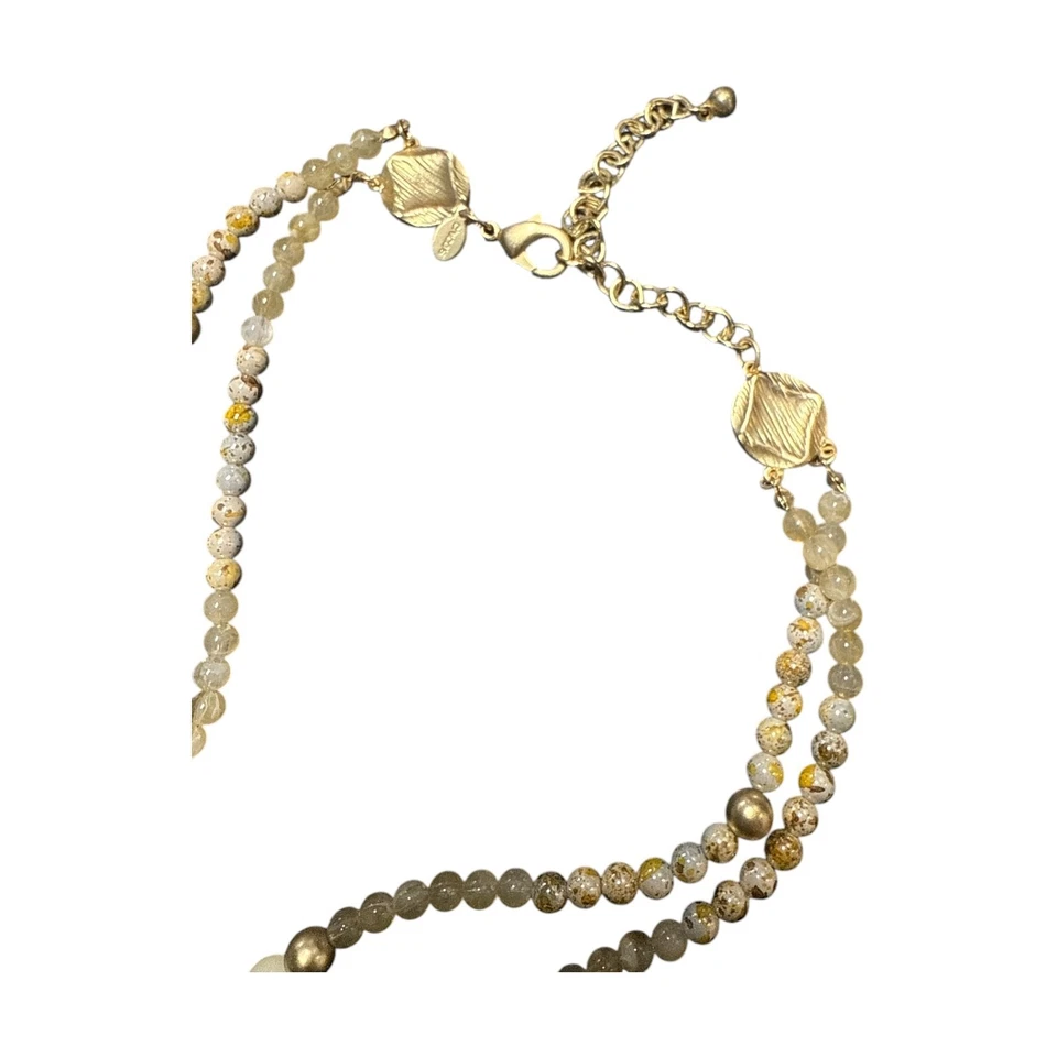 Collar llamativo con cuentas en capas dorado y beige dorado de CHICO'S C365 Foto 3 de 4
