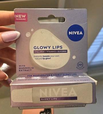 NIVEA Regenerierender Lippenbalsam / Glowy Lips mit Hyaluron + Vitamin E + Glycerin 
