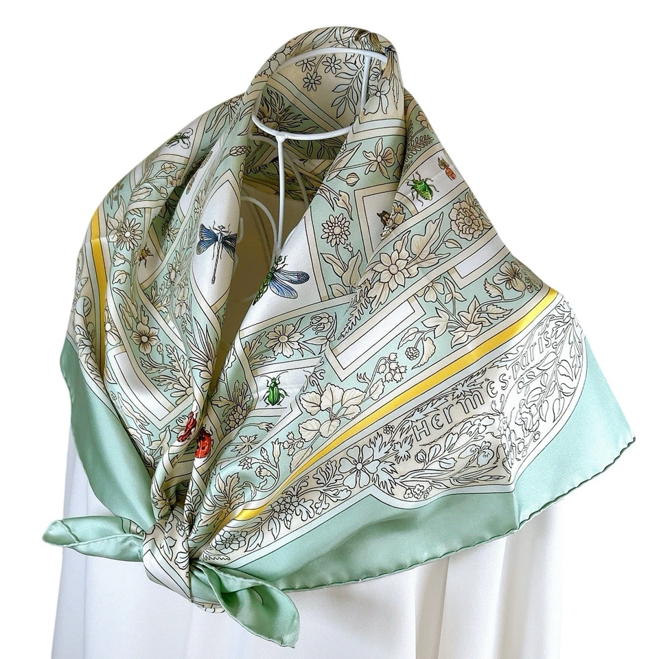 Bufanda de seda de colección HERMES Carre 90 "Joyaux de L'ete" de A. de Jacquelot verde usada Foto 3 de 4