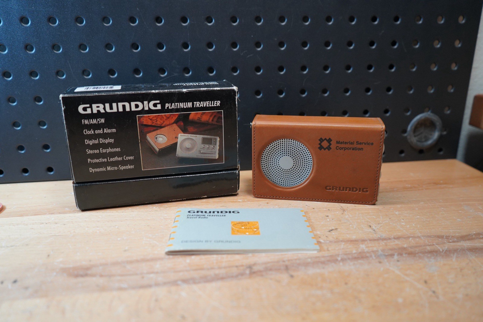 (L) Vintage Grundig Platinum Traveller AM/FM Silber Radio mit Abdeckung - getestet