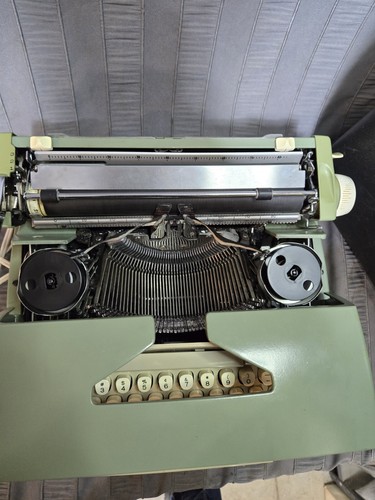 Smith-Corona Coronet Electric Green typewriter Vintage Tested - Picture 4 of 12