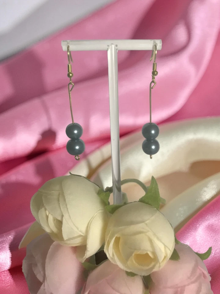 Boucle d'oreille à perle nacrée de couleur grise - Photo 1/1