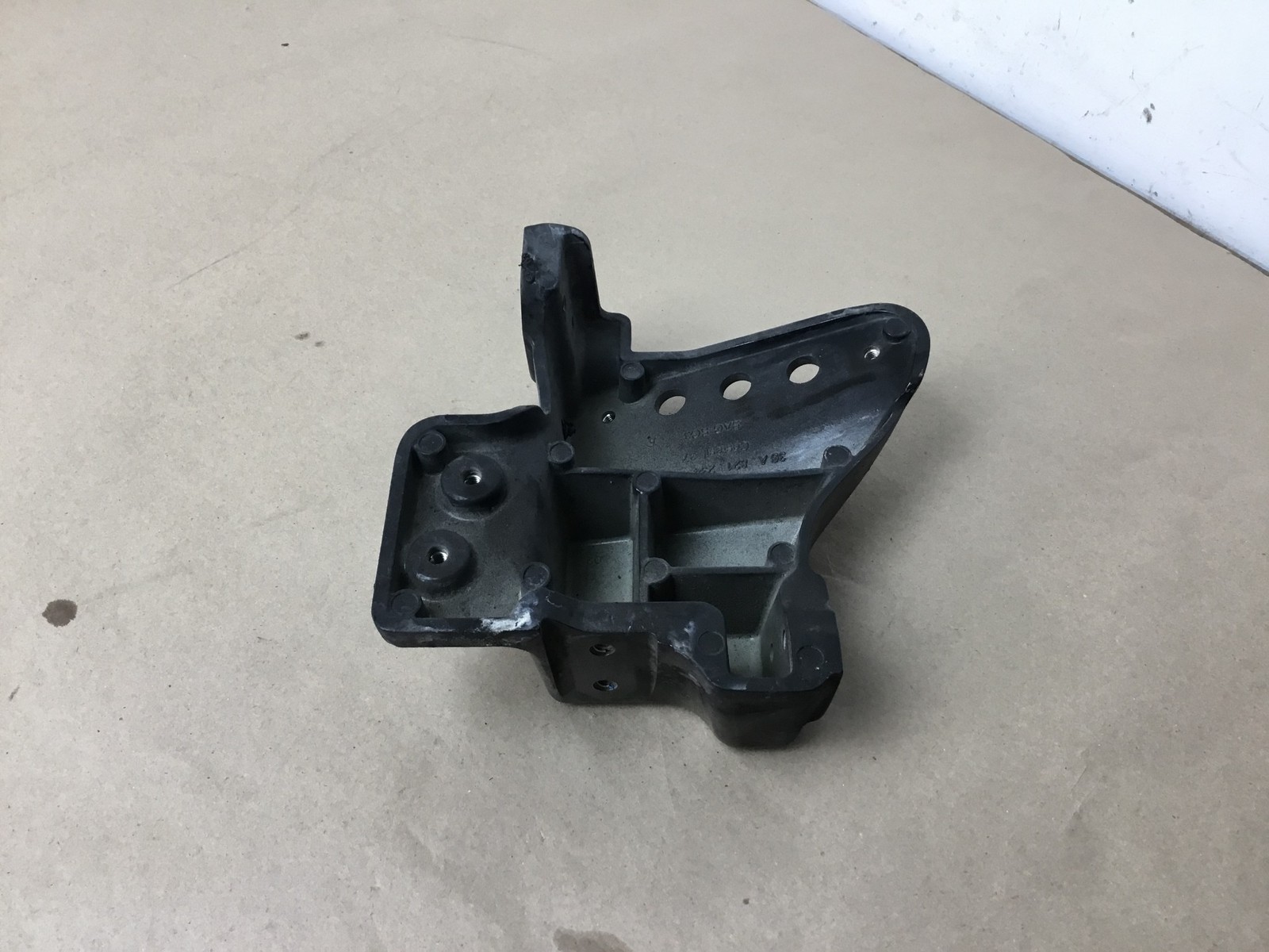 Bentley Bentayga 2019 V8 Front Right Passenger Headlight Mount Bracket 16-20 ;:M