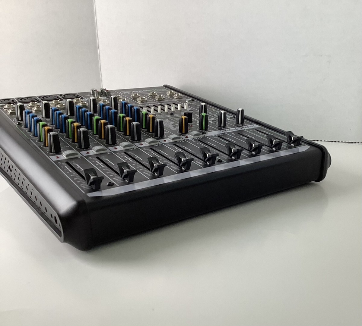 Mackie ProFX8v2 8-Channel Mixer w/ Effects, EQ, 4 Mic Mackie ProFX8v2 8-Channel Mixer w/ Effects, EQ, 4 Mic