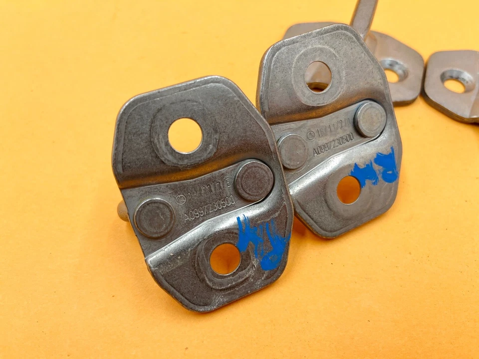 15-21 MERCEDES-BENZ C300 ДВЕРНОЙ ЗАМОК ЗАЩЕЛКА УДАРНИК ШАРНИР НАБОР ИЗ 4 ШТ OEM - Изображение 3 из 4