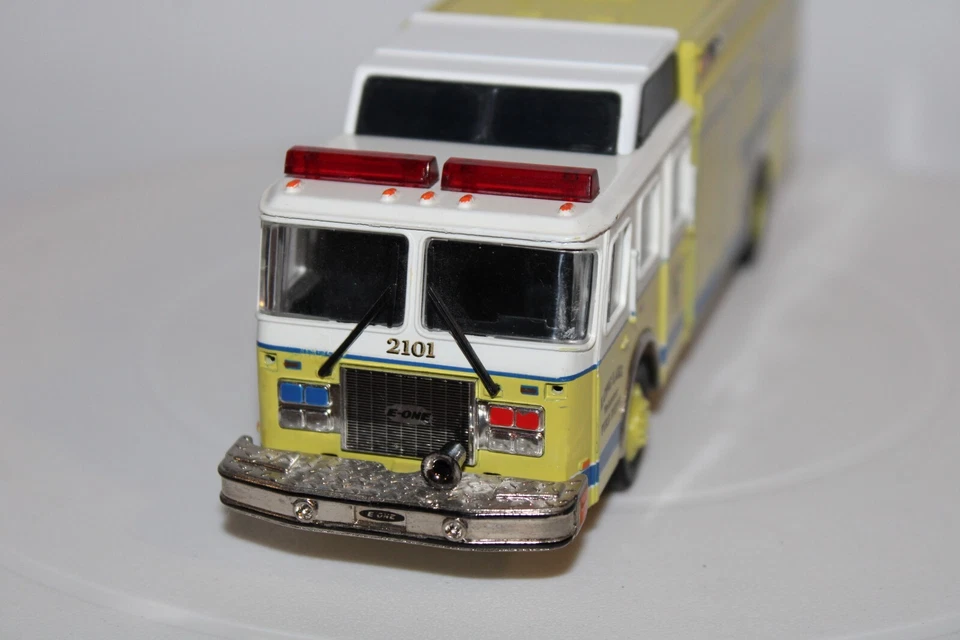 Corgi Classics 1998 #52203 E-One Cyclone II Rescue "Long Lake" ltd 0248 of 2800 - Image 4 of 4