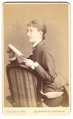 Fotografie Elliott & Fry, London, Baker St. 55, Portrait M. E. Holland in taill 