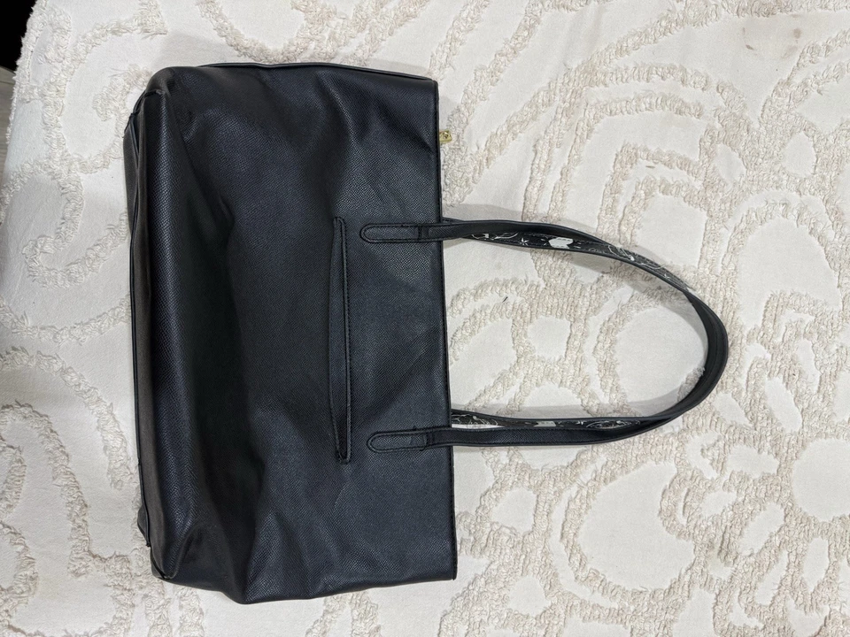 Bolso de Mano Betsey Johnson Negro Sólido Firma, Bolso Forro Estampado Rosa Foto 2 de 4