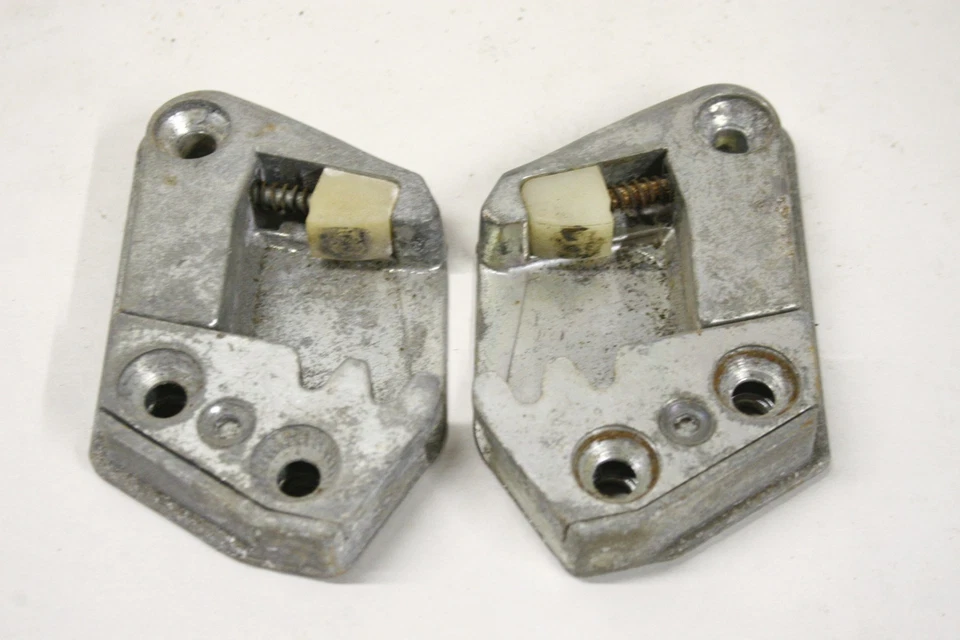 Original 1961 1962 Buick Skylark Par Especial Puerta Delantera Derecha e Izquierda Golpeador Foto 2 de 3