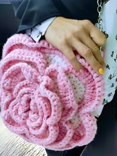 Borsa donna a forma di rosa creata a uncinetto rosa e bianco