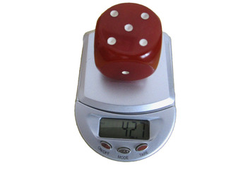 1 DDR Würfel 33 mm 42 7 gr. Catalin Bakelit Kunstharz Bernsteinfarbend
