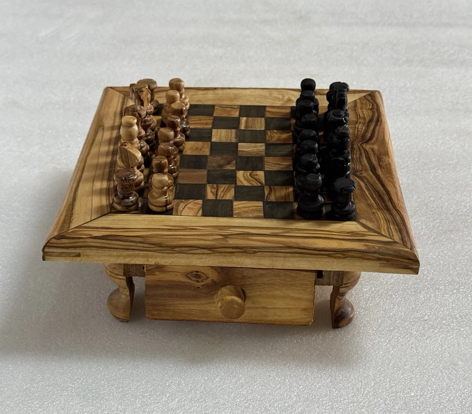 Juego de ajedrez de madera de olivo con piezas de juego. Foto 2 de 4