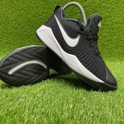 JUNGEN MÄDCHEN NIKE TEAM HUSTLE BASKETBALL SCHWARZ/WEISS SPORTSCHUHE GRÖSSE 5,5 (C14)