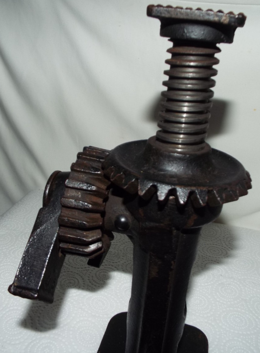 RARE ANTIQUE CAST METAL MODEL-T AUTOMOBILE JACK WITH LIFT BAR B553 READ!!