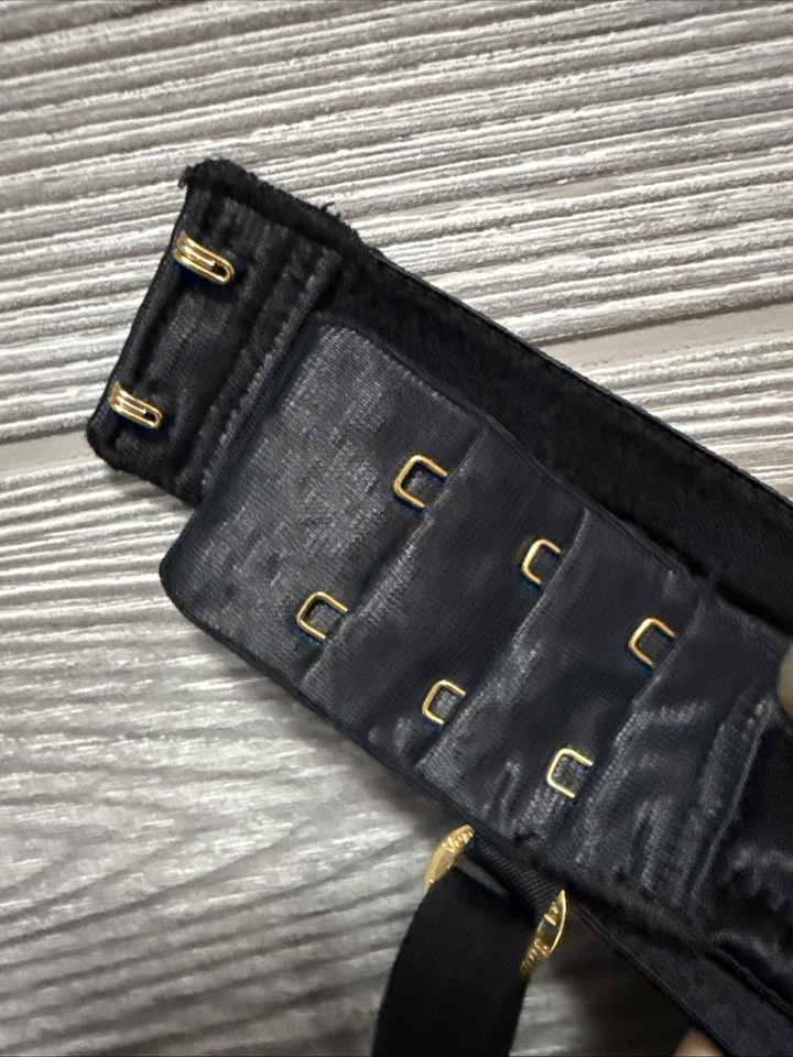 Sutiã Victoria's Secret 38C preto muito sexy push up com fio dourado hardware - Imagem 4 de 4