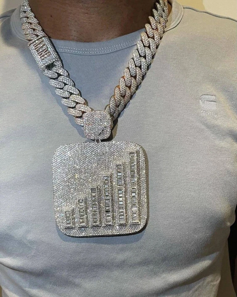 Colgante de hip hop de diamantes simulados de corte baguette de 8 quilates enchapado en oro blanco de 14 k Foto 4 de 4