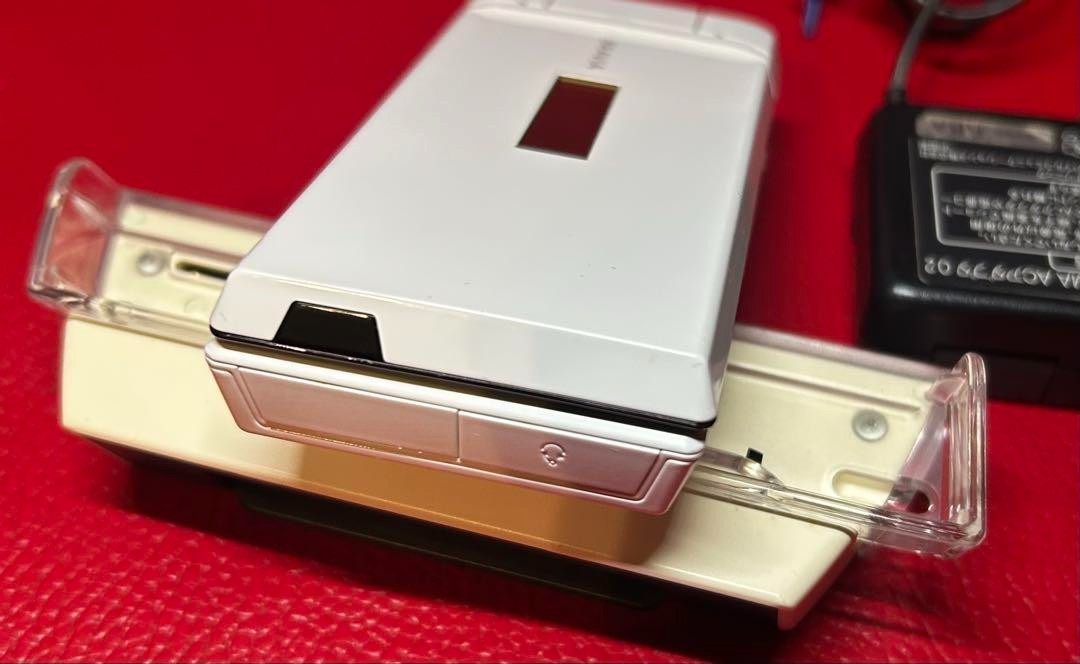 SO903iTV　ガラケー docomo SO903iTV white FOMA Japanese Flip Phone garakei