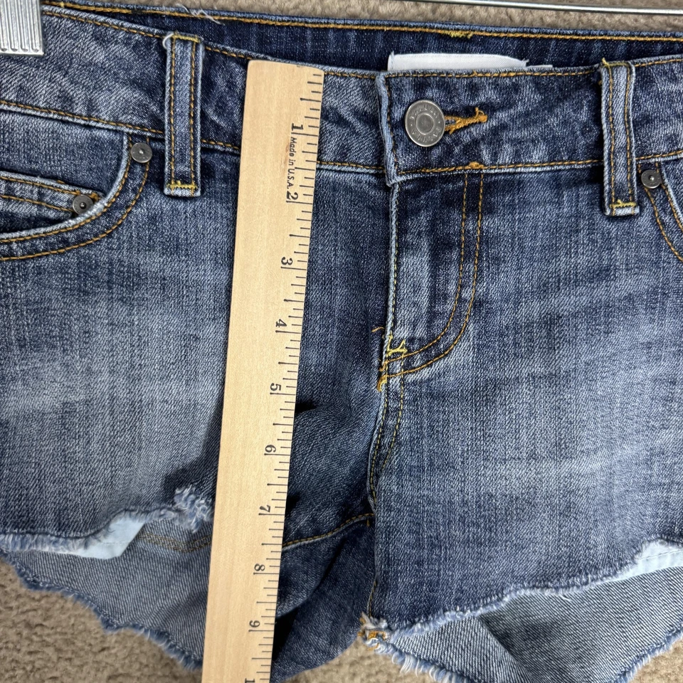 Pantalones cortos de mezclilla Talula para mujer 24 azul corte dobladillo crudo desgastado deshilachado Aritzia Jean Foto 4 de 4