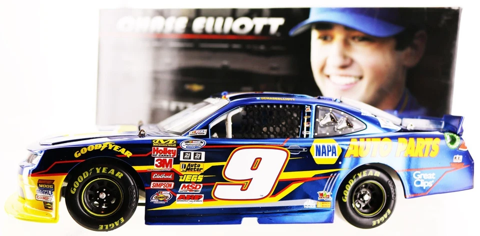 Camaro Chase Elliott 2014 NAPA. Este es un coche de novato escala 1-24. Autografiado. Foto 3 de 4