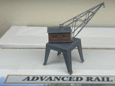 ELEVATED PORT CRANE ON WHEELS - ROTATES  with 2 FIGURES - N Scale BUILT UP - NEW