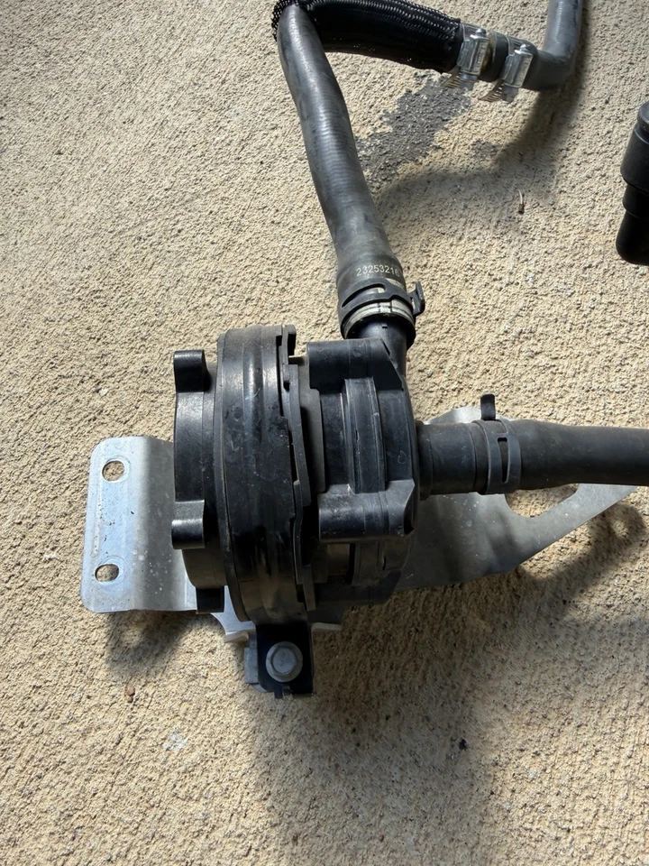 Chevy Corvette Z06 C7 2015-2019 6,2 L LT4 OEM intercooler líneas de bomba de refrigerante OEM Foto 4 de 4