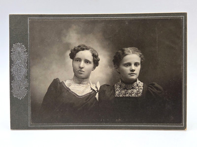 Decorah Iowa | Young Women Some ID Info Antique Cabinet Card Photo | Spurr